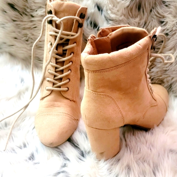**Sold**Madden Girl Justinee Tan lace-up Booties Faux Suede Size 9M - Picture 2 of 4